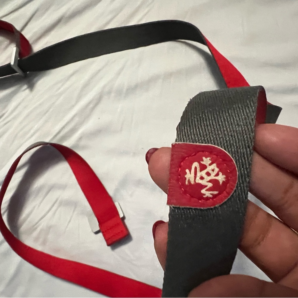 Unfold Manduka yoga strap/ mat holder